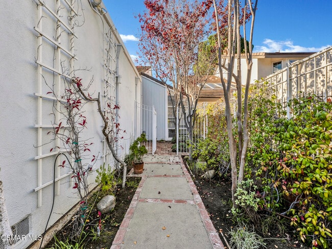 Building Photo - 3811 Lake Harbor Ln