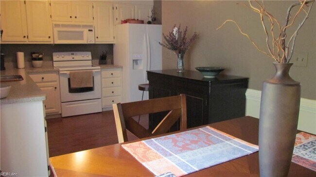 Building Photo - 350 San Roman Dr