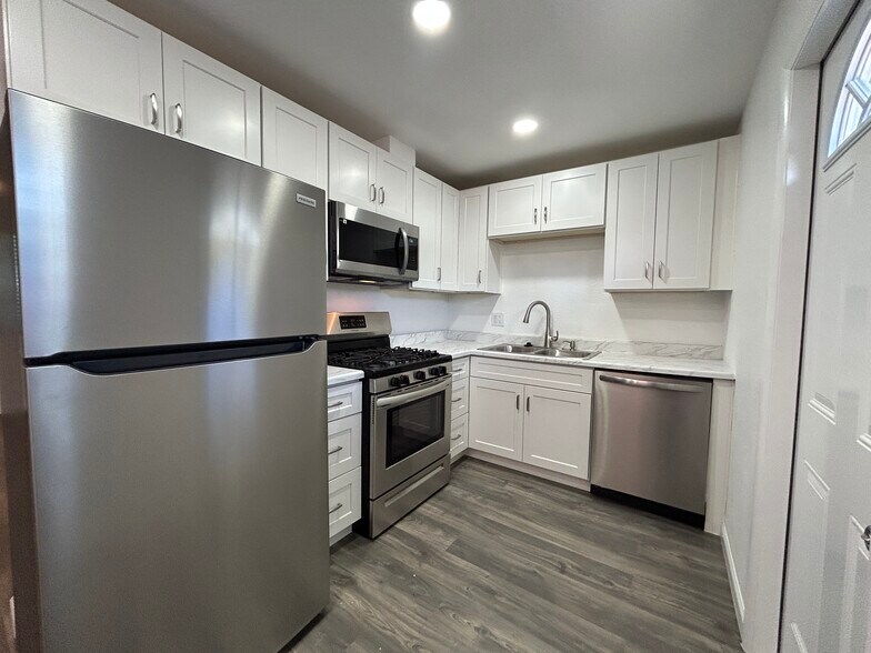 Building Photo - 2122 S Granada Dr