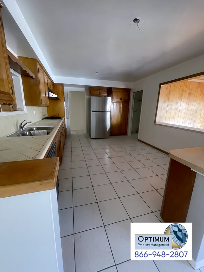 Building Photo - Summer-Ready Pool Home in Pomona