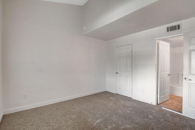 Building Photo - 5134 S Jones #204: Dual Primary Bedroom Co...