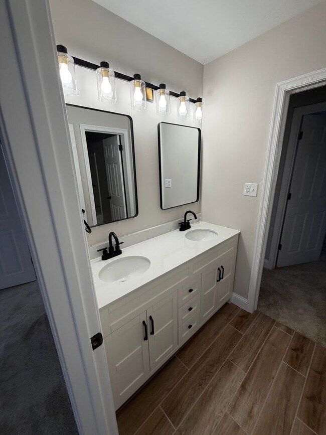 Building Photo - 3 Bedroom Townhouse