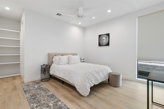 Building Photo - 4305 Roseland Ave