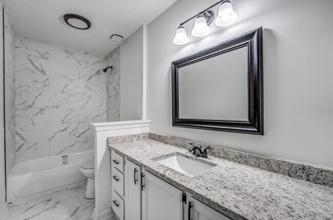 Building Photo - Style, Space, and Convenience in the Heart...