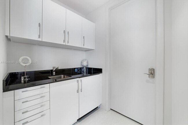 Building Photo - 18555 Collins Ave