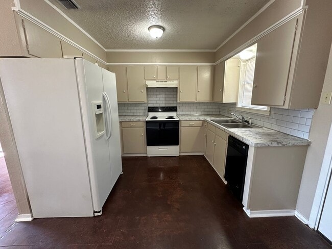 Building Photo - 210 Memory Ln