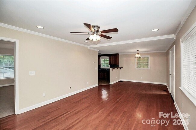 Building Photo - 1005 Rainbow Dr