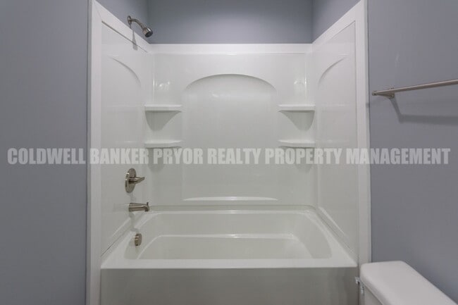 Building Photo - 360 Main St