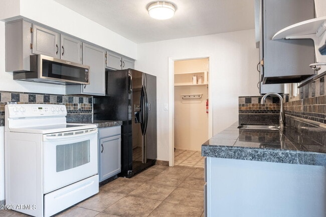 Building Photo - 964 W Hackamore St