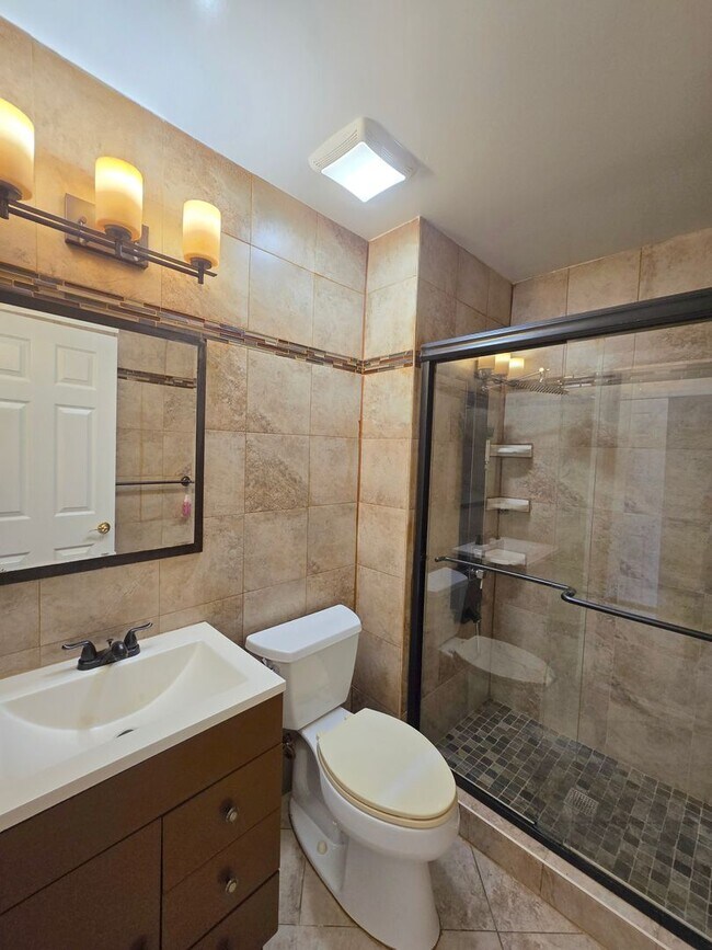 Building Photo - Spacious, freshly painted end-unit townhou...