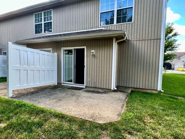 Building Photo - Stunning 3 Bedroom townhome w/ outdoor Maintenance provided