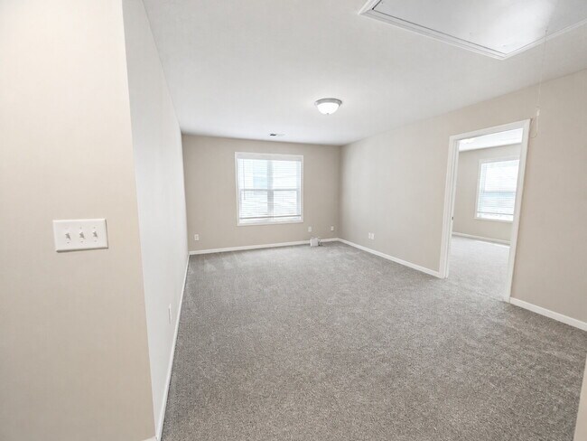 Building Photo - 721 Tanager Ln