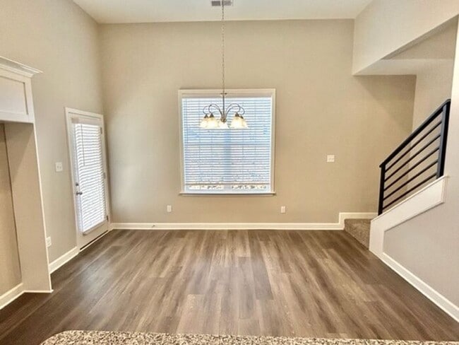 Building Photo - Now Leasing a 5-Bedroom 3 Bath Home in Hor...