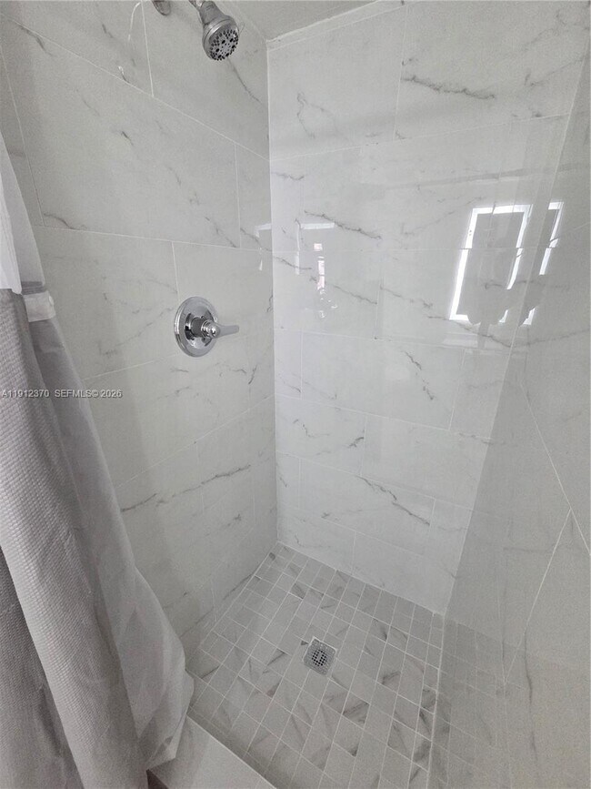 Building Photo - 9433 Fontainebleau Blvd