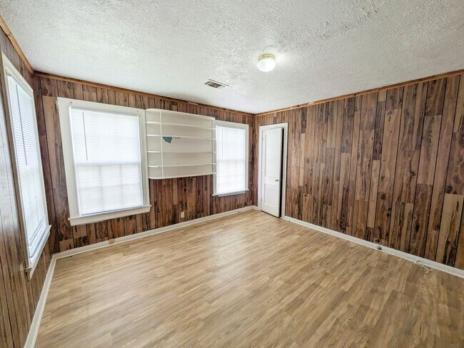 Building Photo - 1810 Roberts Ave