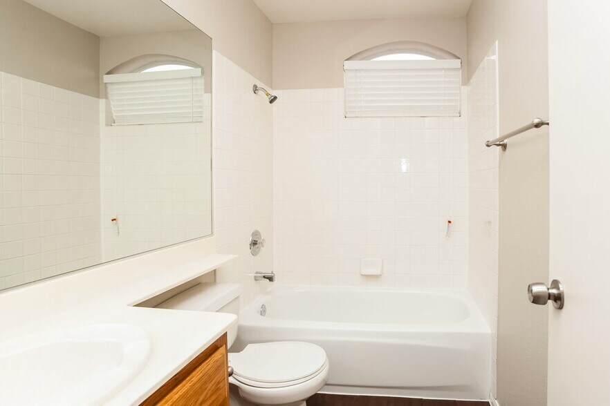 Building Photo - 2642 Ridgewater Cir