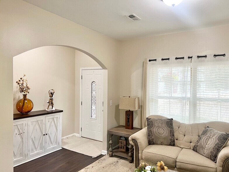 Building Photo - 31 White Pine Way