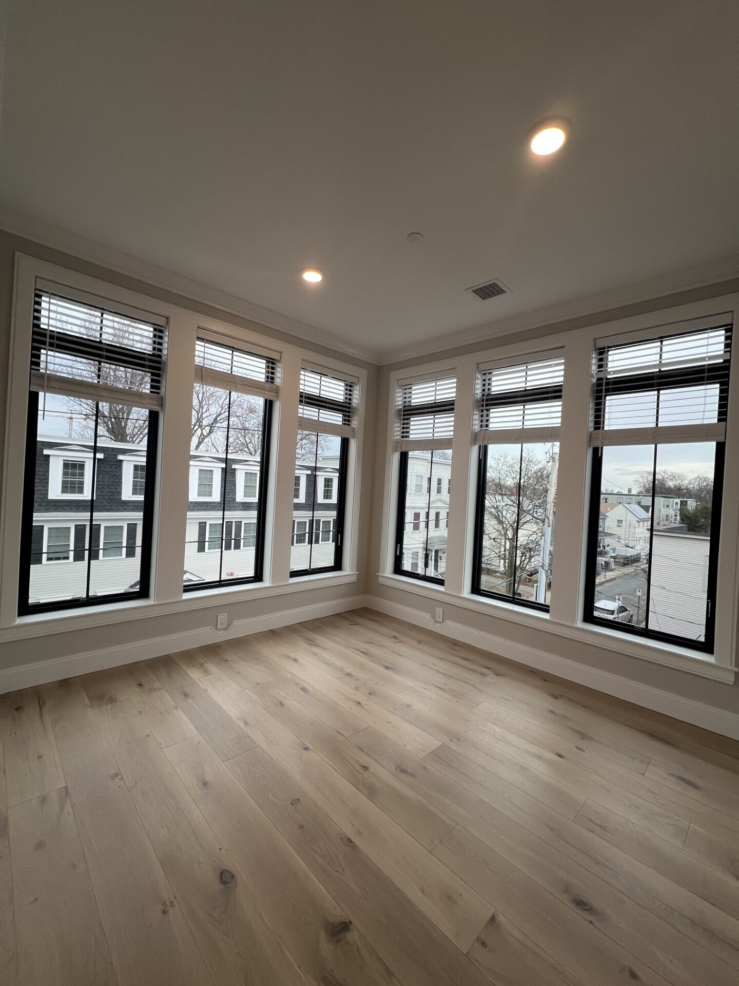 Building Photo - 157 Everett St