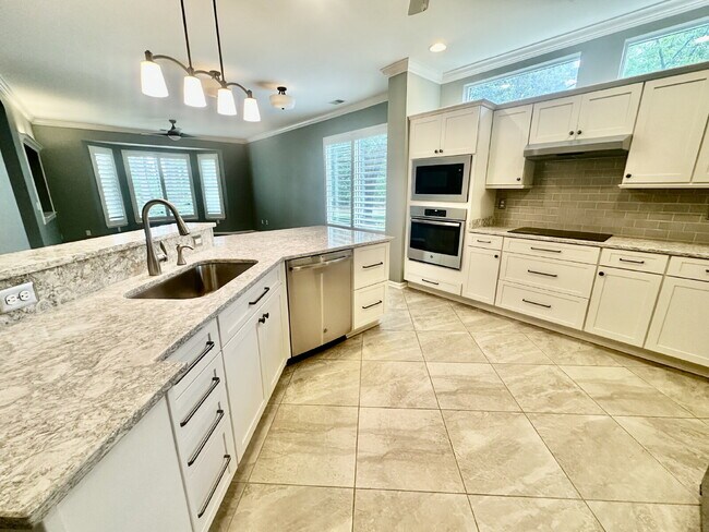 Building Photo - Spacious Open Floor Plan Home in Sun City!