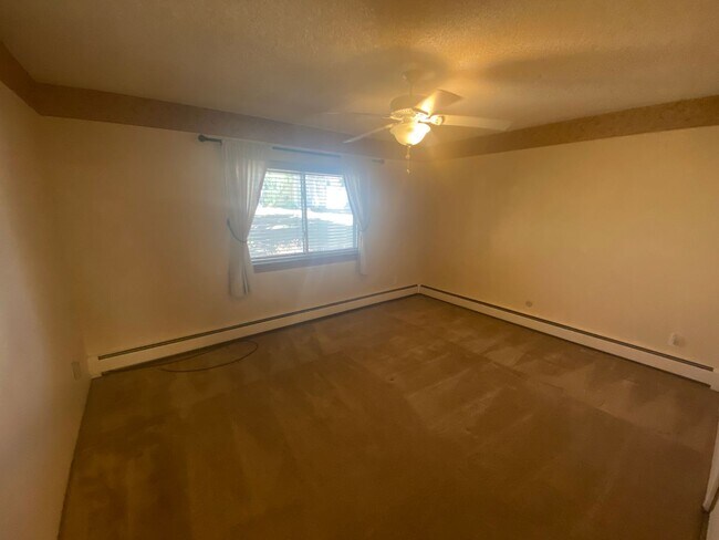 Building Photo - 2 Bedroom 1 Bath Condo in Heather Gardens