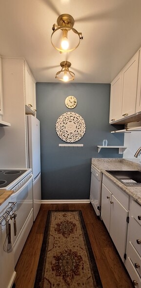 Building Photo - 807 W Trinity Ave