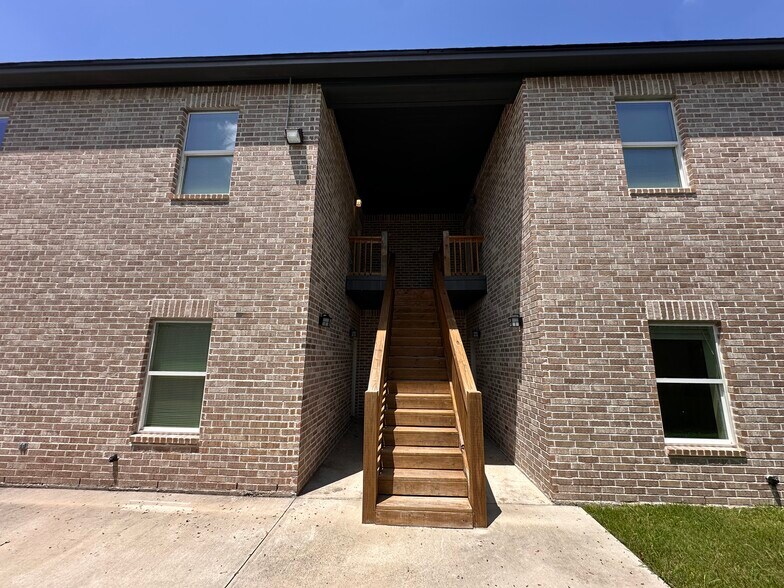 Building Photo - 170 Bailey Ave