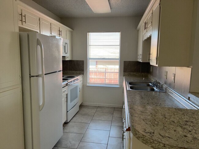 Building Photo - 2405 Bermuda Dr