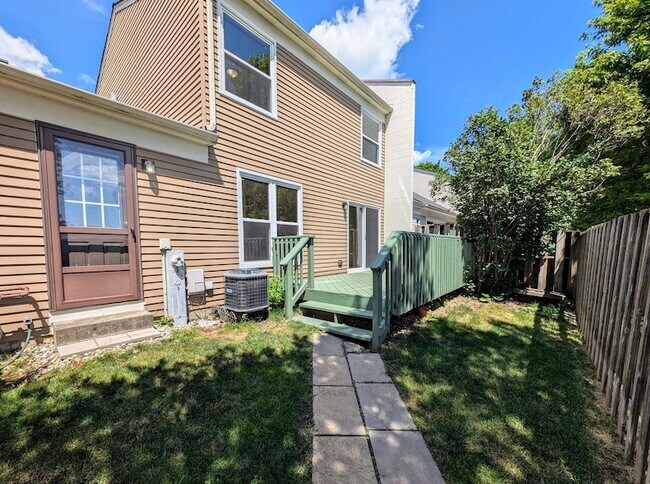 Building Photo - 1555 N Gatewood Ave