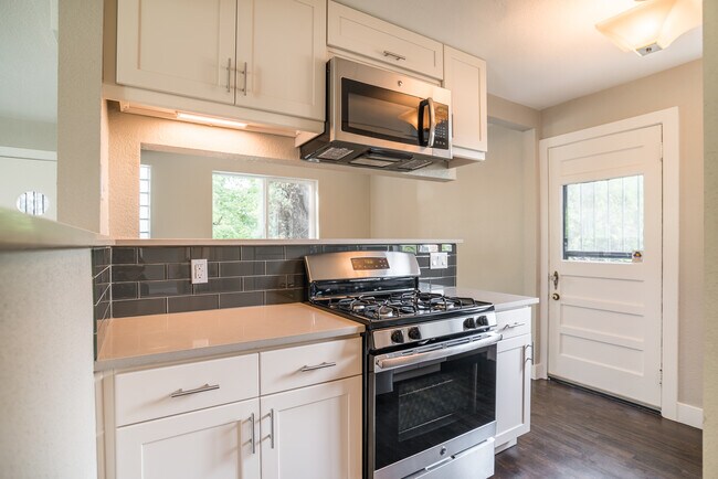 Kitchen with gas range - 1460 Elm Street
