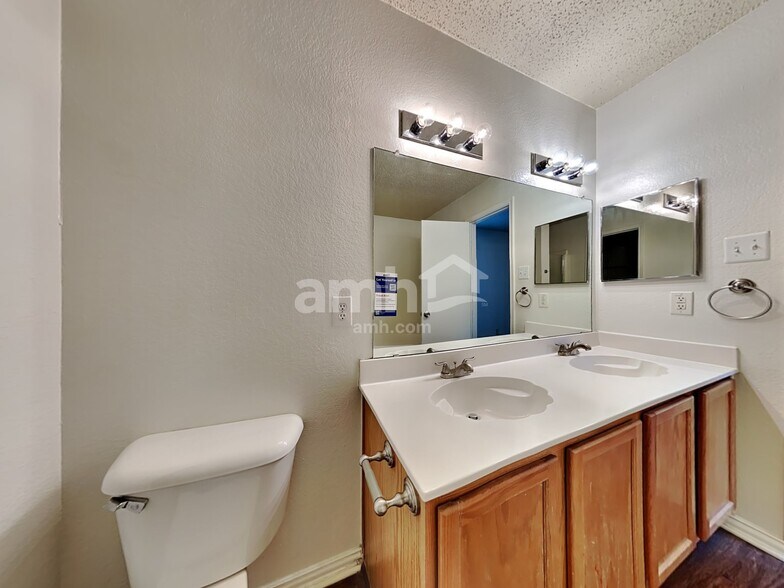 Building Photo - 5205 Bedfordshire Dr