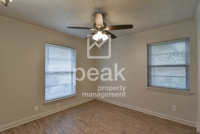 Building Photo - $1725! 3Bed home! Apply by 11/5 and save 5...