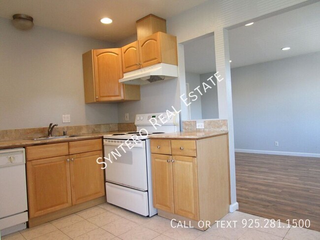 Building Photo - Upstairs 2 Bedroom/1 Bath Apartment with G...