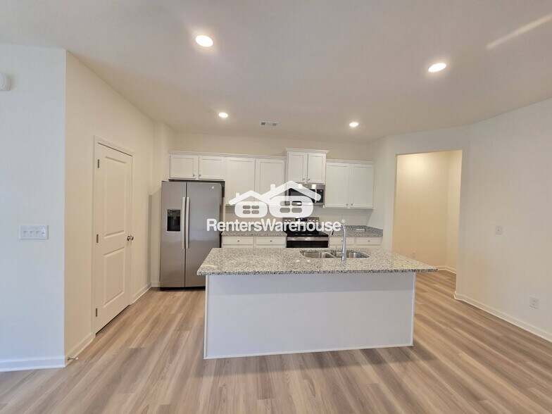 Building Photo - 1585 Salem Dr