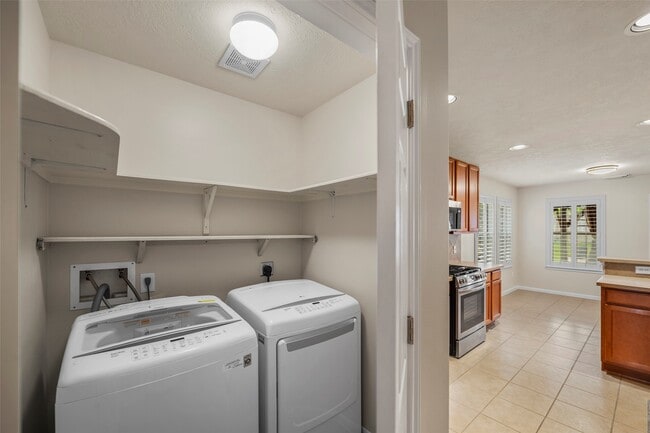 Building Photo - 22110 Field Green Dr