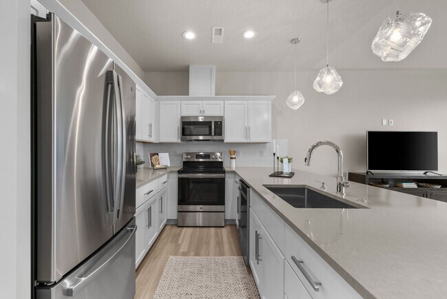 Building Photo - 2213 S Federal Way