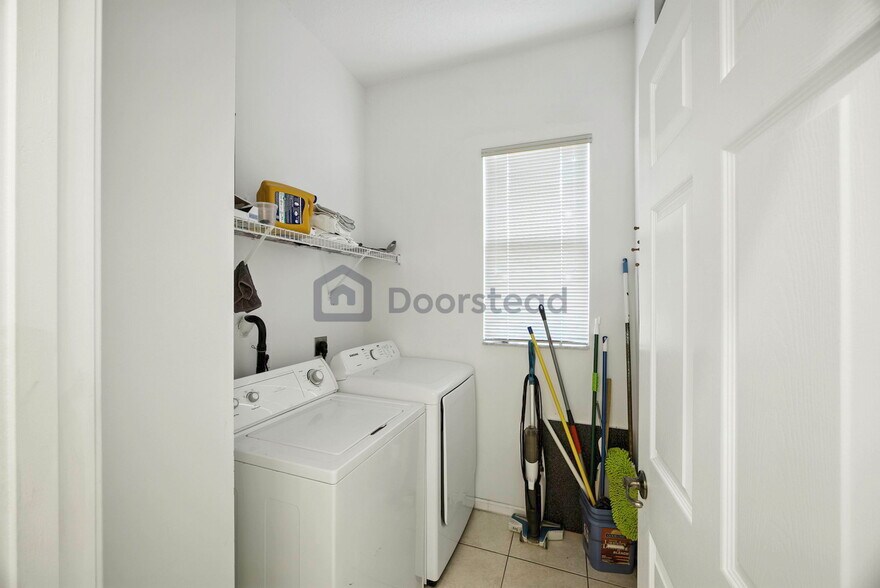 Building Photo - 10555 Paso Fino Dr