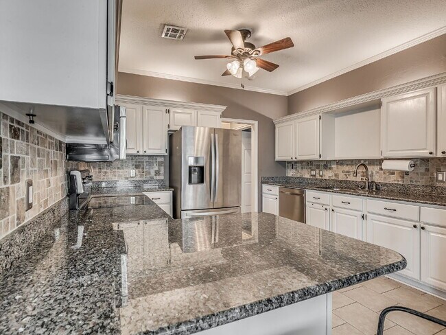 Building Photo - Immaculate Edmond Home with New Carpet and Storm Shelter!