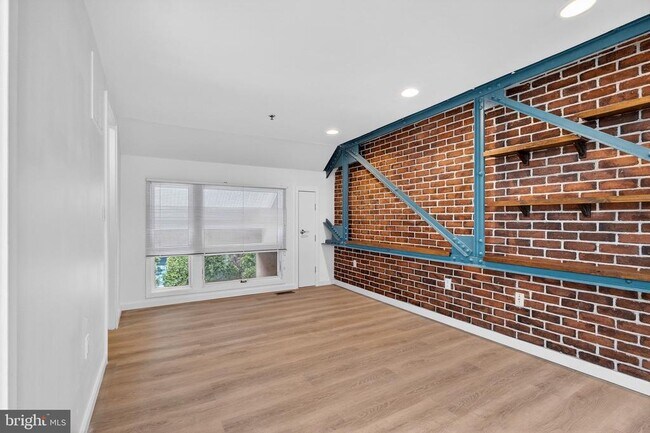 Building Photo - 36 Moore St