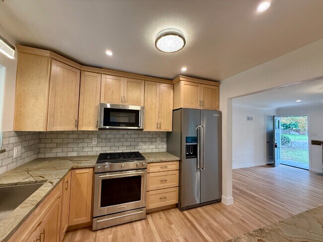 Building Photo - Beautifully remodeled mid-century modern h...