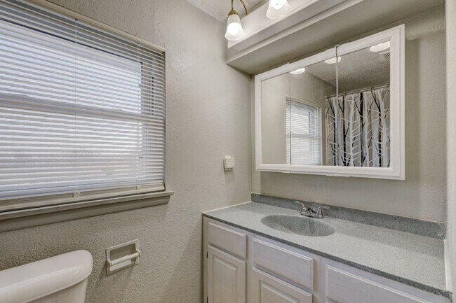 Building Photo - 4 bed, 1.5  house in Yukon