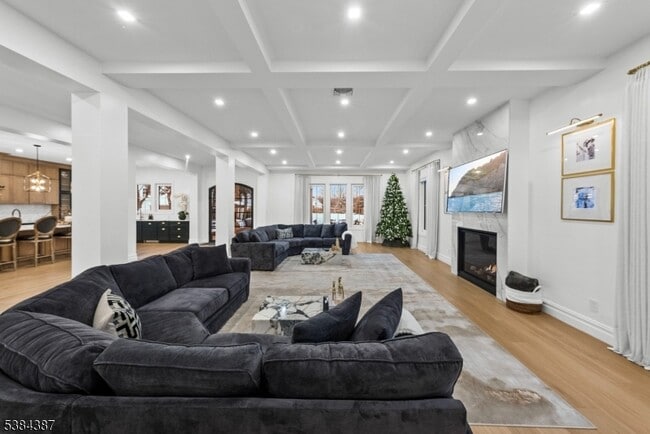 Building Photo - 472 High St