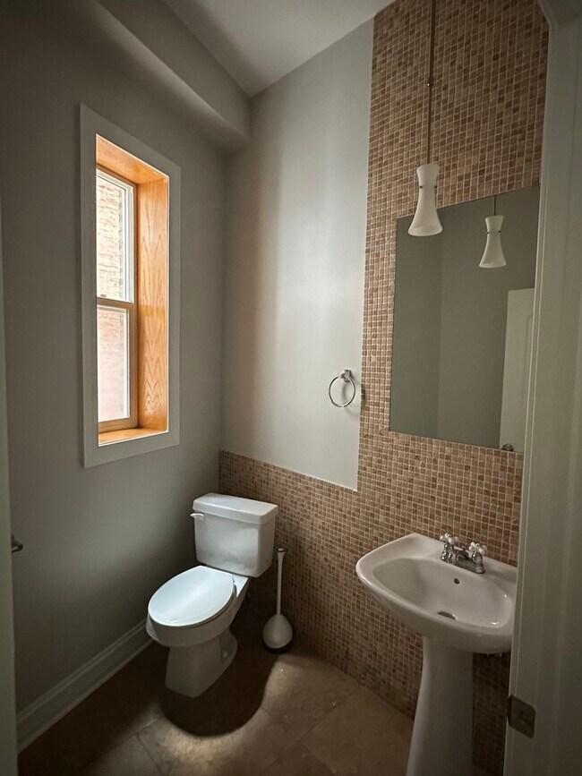 Building Photo - 4824 S King Dr