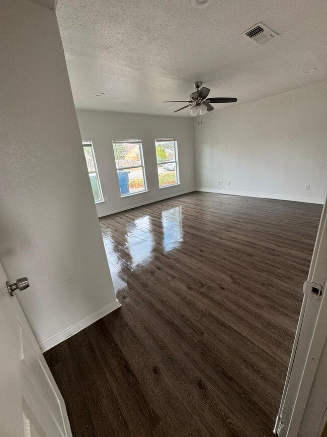 Building Photo - 2320 Montclair Cir