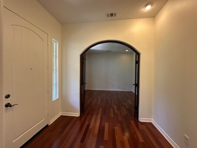 Building Photo - Stunning Executive home with loads of cust...