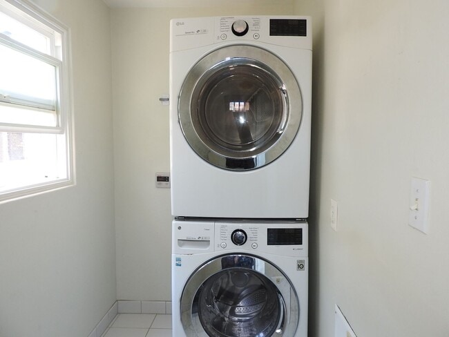 Building Photo - Beautiful Duplex with Ocean Breeze