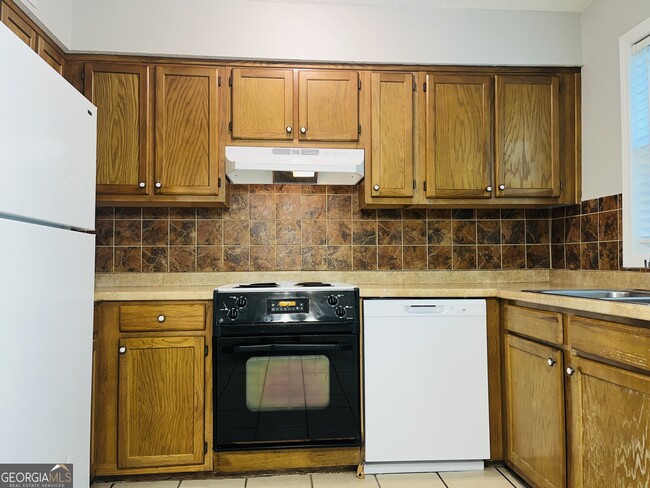 Building Photo - 611 Elm St