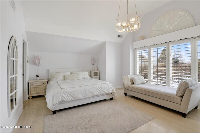 Building Photo - 328 E Main St