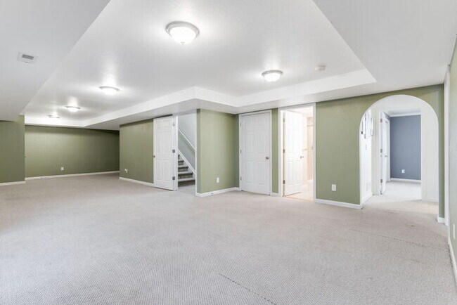 Building Photo - Light and bright 4-bedroom 3 bath beauty i...