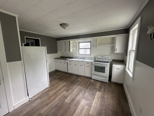 Primary Photo - Stylish 3-Bedroom Unit with Private Entran...