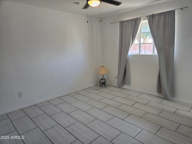 Building Photo - 3731 W Fleetwood Ln